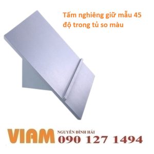 Tấm nghiêng giữ mẫu 45 độ trong tủ so màu  – Công cụ chính xác